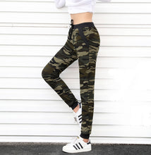 Afbeelding in Gallery-weergave laden, Belted camouflage pencil pants
