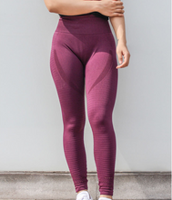 Laden Sie das Bild in den Galerie-Viewer, New yoga pants women tight elastic high waist running peach hip fitness pants sports suit pants
