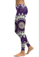 Laden Sie das Bild in den Galerie-Viewer, Purple Mandala Flower Yoga Workout Leggings
