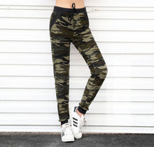 Afbeelding in Gallery-weergave laden, Belted camouflage pencil pants
