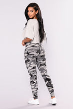 Laden Sie das Bild in den Galerie-Viewer, Camouflage Printed Grey Casual Legging Pants
