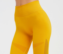 Laden Sie das Bild in den Galerie-Viewer, Seamless crescent hollow fitness trousers
