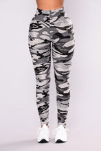 Laden Sie das Bild in den Galerie-Viewer, Camouflage Printed Grey Casual Legging Pants
