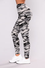 Laden Sie das Bild in den Galerie-Viewer, Camouflage Printed Grey Casual Legging Pants
