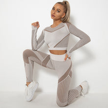 Laden Sie das Bild in den Galerie-Viewer, Seamless Knitted Absorbent Yoga Long-Sleeved Suit Yoga Wearsuit
