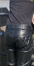 Charger l&#39;image dans la galerie, Pantalon de motard rembourré en cuir véritable pour hommes
