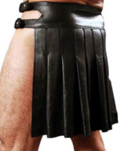 Laden Sie das Bild in den Galerie-Viewer, Utility-Kilt aus schwarzem Leder für Herren mit zwei CARGO-Taschen, plissiert und mit zwei Schnallen
