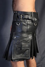 Indlæs billede til gallerivisning Men&#39;s Black Leather Kilt
